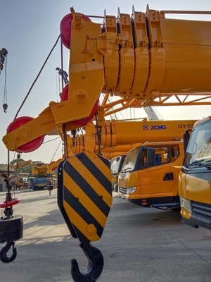 Temps de levage nominal de 350 KN.m Utilisé par une grue de camion XCM QY70KC pour des opérations lourdes