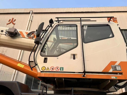 ZOOMLION RT75 RT25 Grue sur terrain accidenté avec cylindre hydraulique Changjiang à Shanghai