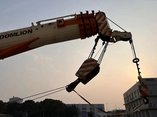 ZOOMLION RT75 RT25 Grue sur terrain accidenté avec cylindre hydraulique Changjiang à Shanghai