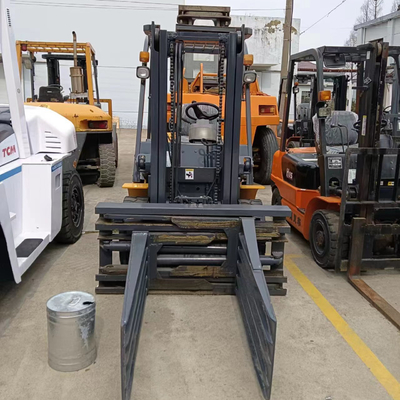 Le chariot élévateur FD30T jaune est une machine polyvalente pour diverses applications