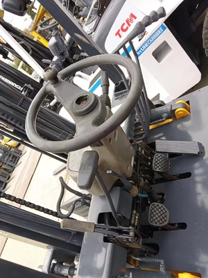 Le chariot élévateur FD30T jaune est une machine polyvalente pour diverses applications