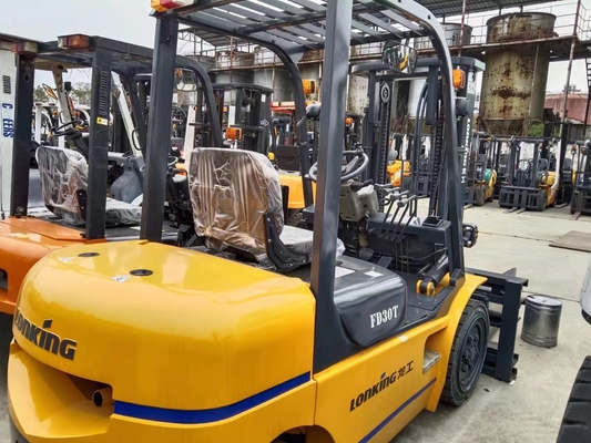 Le chariot élévateur FD30T jaune est une machine polyvalente pour diverses applications