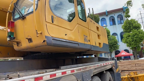 Le véhicule est équipé d'un moteur de commande à commande automatique.