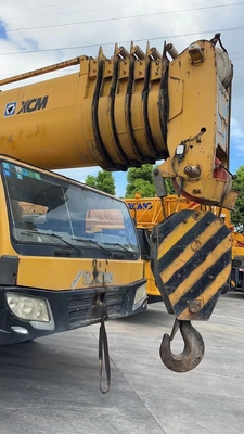 Le véhicule est équipé d'un moteur de commande à commande automatique.