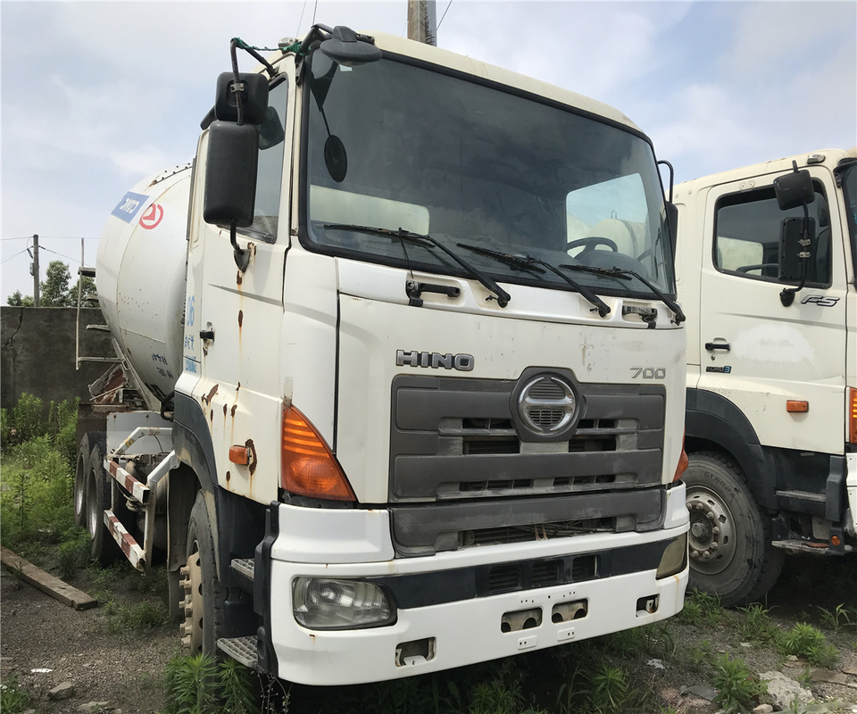 12000 KG de béton 12,9L utilisé HINO700ZOU camion mélangeur pour la construction à un prix abordable